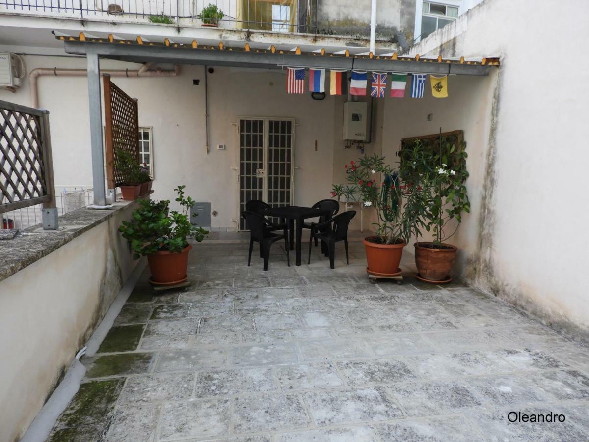 Oleandro E Glicine Apartment เลชเช ภายนอก รูปภาพ