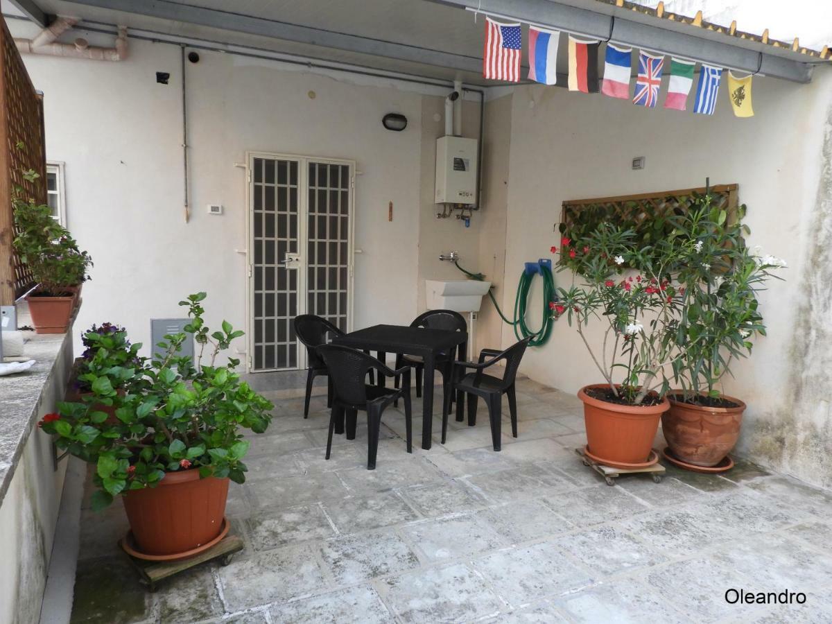 Oleandro E Glicine Apartment เลชเช ภายนอก รูปภาพ
